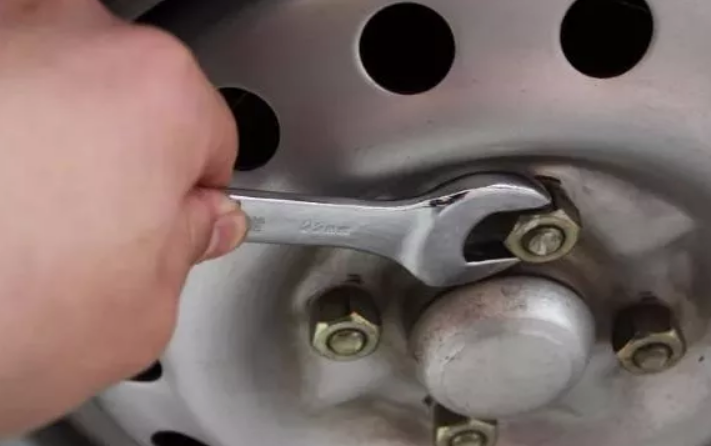 為什么螺絲釘都是順時針擰緊？